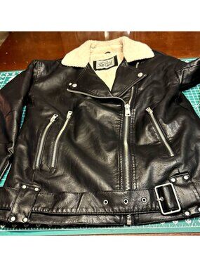 Levis Black Faux Leather Moto Jacket Sherpa Lining Zipper Pockets Belted Waist X